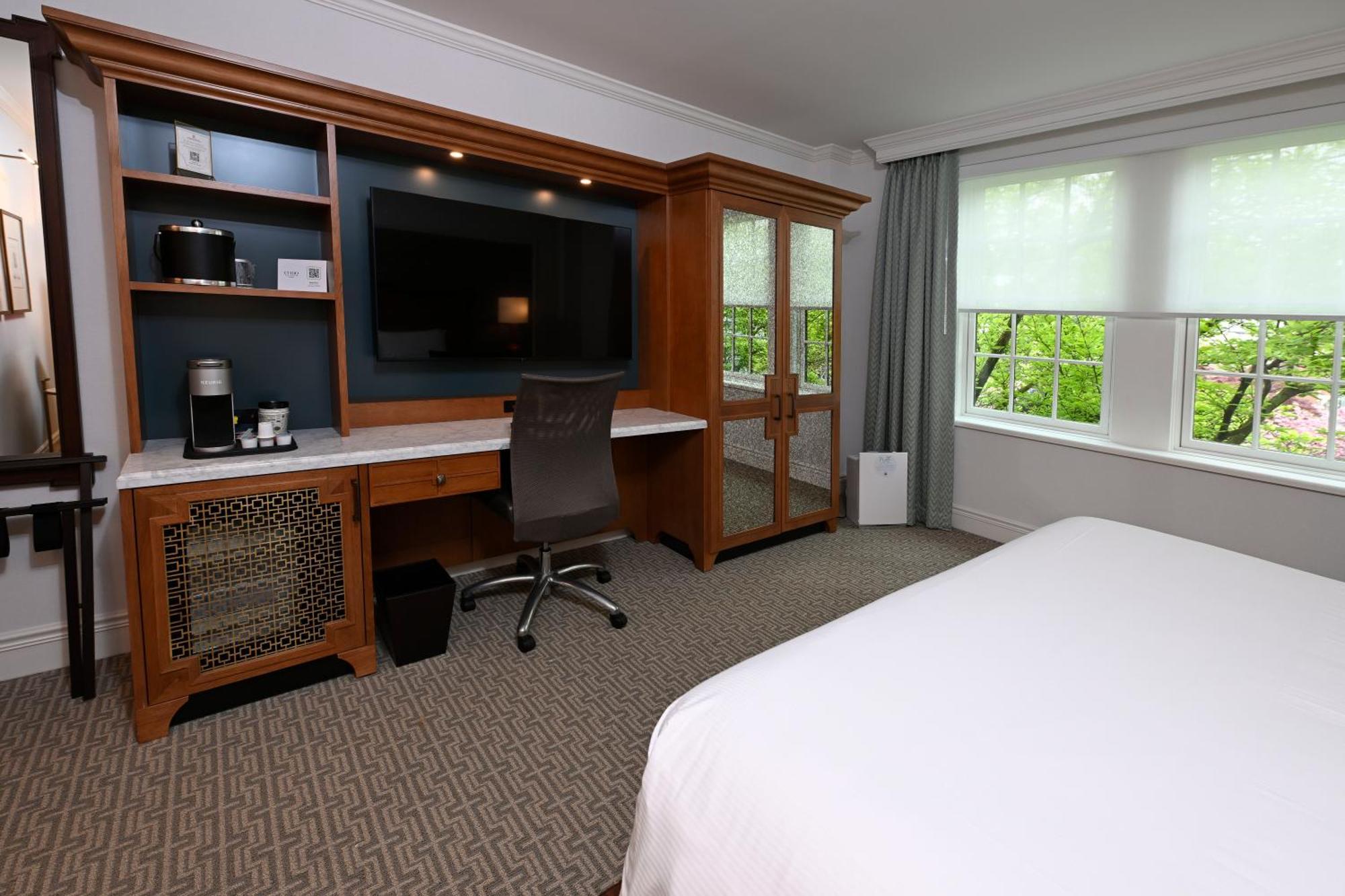 Hotel Roanoke & Conference Center, Curio Collection By Hilton Exterior photo